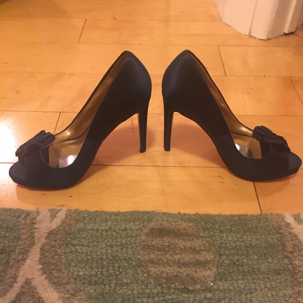 NWT Size 6 Badgley Mischka "Frank" Heels in Teal Satin